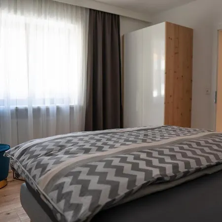 Traditionell-modernes Haus In Hoetting Vakantiehuis